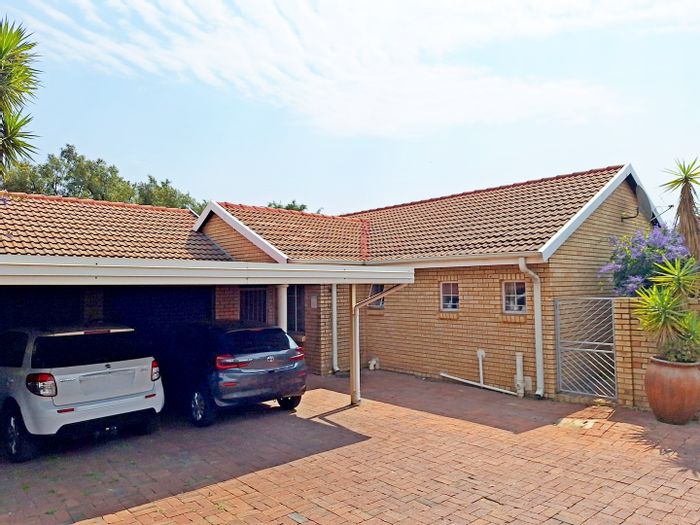 For Sale: House in Thatchfield Estate with 3 bedrooms, double garage, and security.