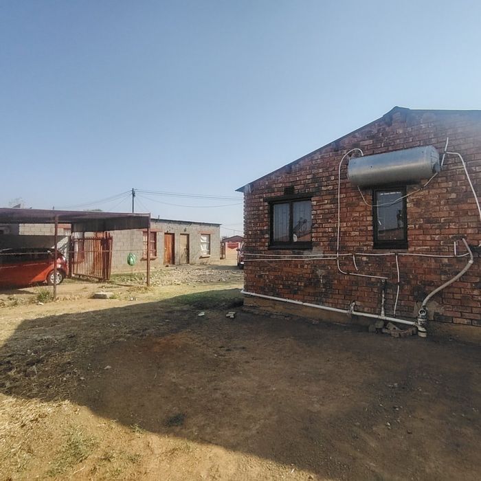 Blomanda House For Sale: 2 beds, spacious yard, rental potential, close to amenities.