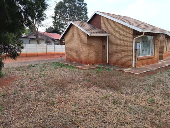 For Sale: 3-bedroom house in The Orchards, near Wonder Park Mall, spacious yard.