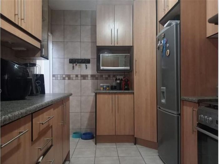 Birchleigh Townhouse For Sale: 3 Bedrooms, Garage, Lounge, Dining Room, Guest Loo.