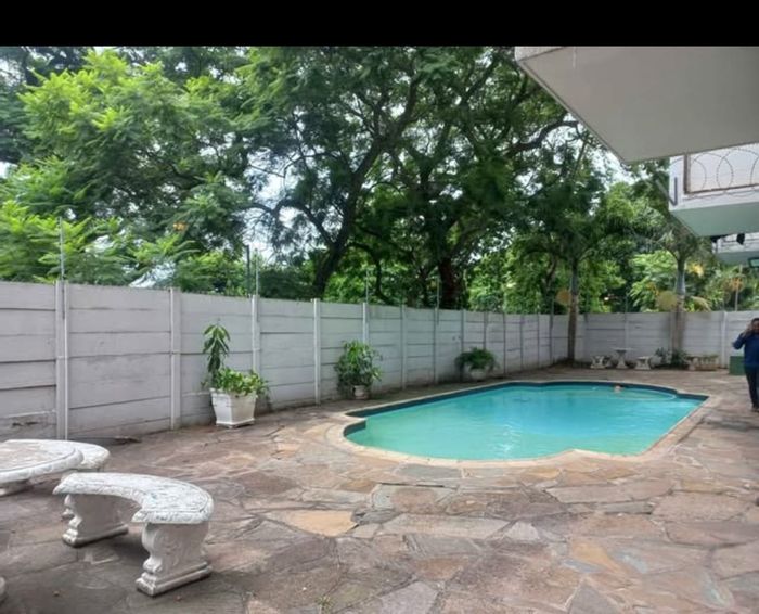 Bulwer Apartment To Rent: Spacious bedroom, shared kitchen, parking, utilities included.