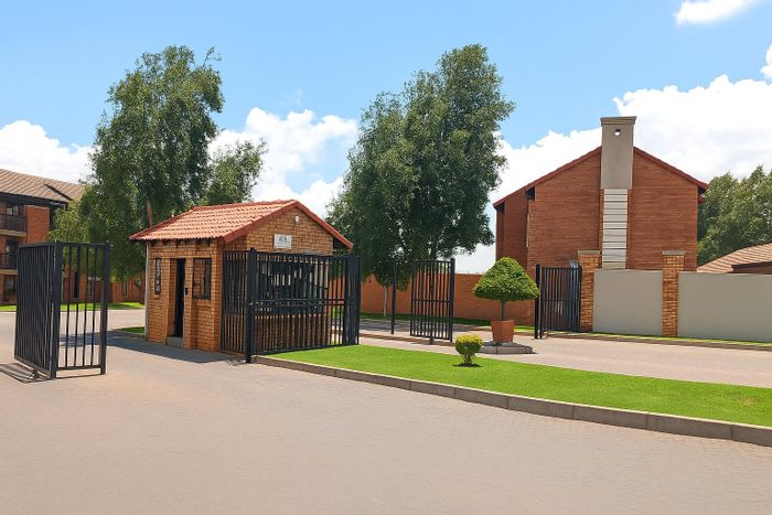 Sagewood Apartment For Sale: Corner unit, pool, braai area, near schools and shops.