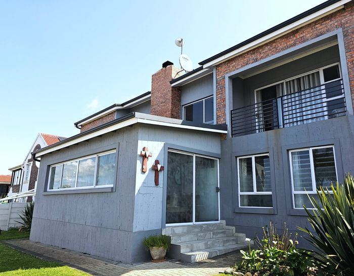 For Sale: House in Fraaiuitsig with 3 bedrooms, sea views, and entertainment area.