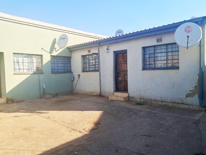 For Sale: House in Tembisa Central with 6 income-generating cottages and security.