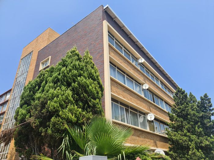 Commercial property in Arcadia for sale: 20 bachelor units, office rights, lift access.