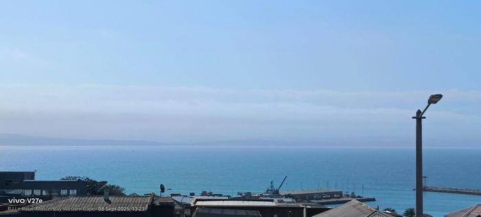 Coastal 3-bedroom apartment in Mossel Bay Central, close to amenities, available to rent.