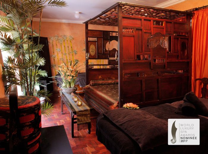 For Sale: Muckleneuk House with 7 en-suite bedrooms, pool, and ample parking.