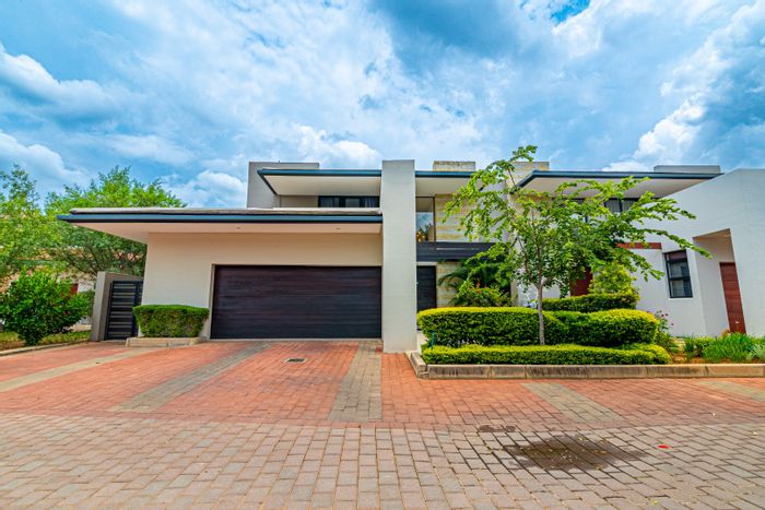 Lombardy Estate House For Sale: 3 en-suite bedrooms, pool, solar system, security.