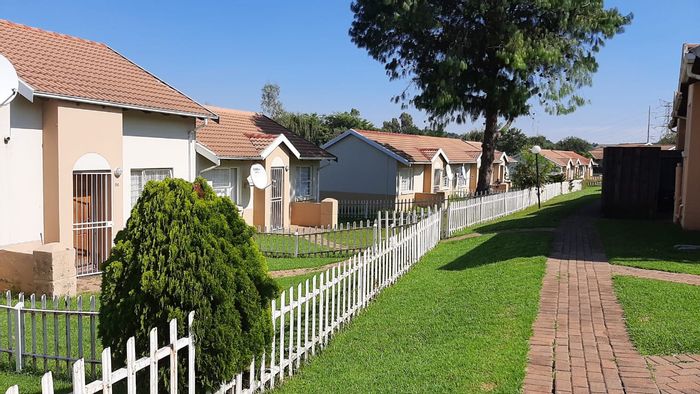 For Sale: Townhouse in Rembrandt Park with 24-hour security, pool, and private garden.