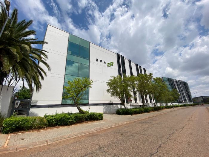 Doringkloof Commercial Office To Rent: Fully fitted, eco-friendly, 24/7 security, rooftop terrace.