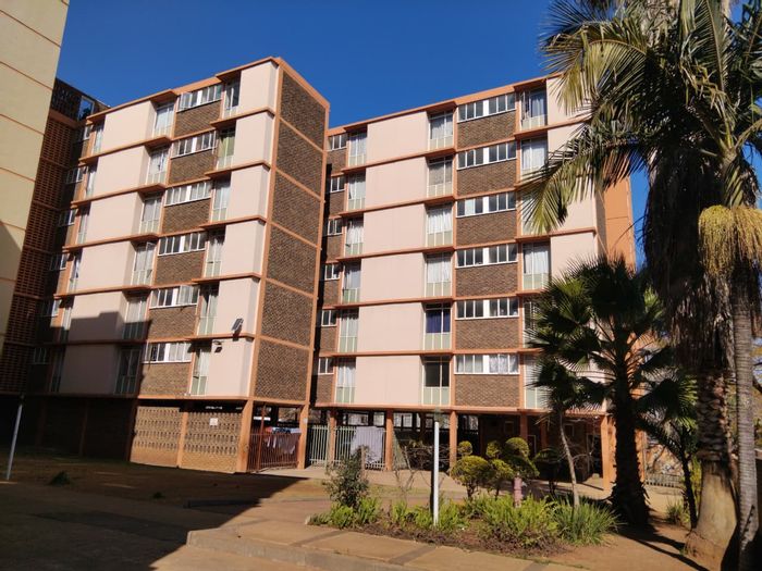 Arcadia Apartment For Sale: Bachelor unit with kitchenette, secure access, prime location.