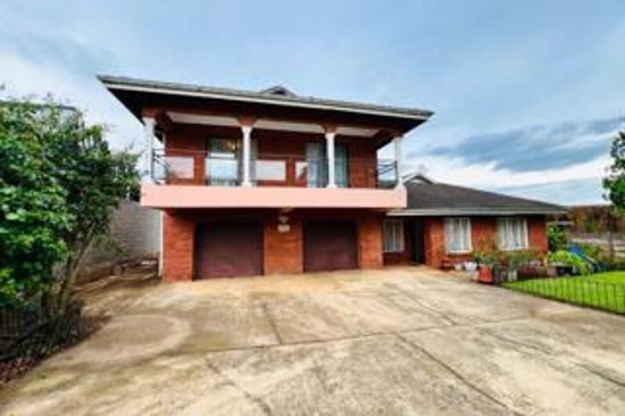 Hayfields House For Sale: 4 bedrooms, double garage, versatile spaces, large garden.