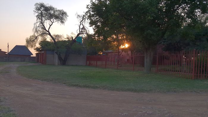 Farm To Rent in Rietfontein AH: 3 Bedrooms, security, garden, and mountain views.