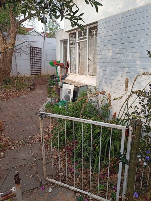 For Sale: Melville House with 3 bedrooms, income-generating cottage, and privacy.