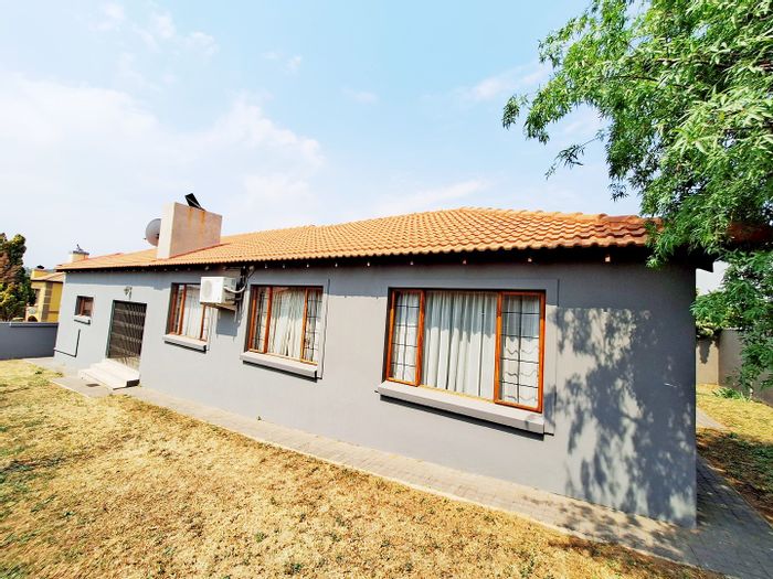 For Sale: House in Thatchfield Estate with 4 beds, security, and pet-friendly garden.
