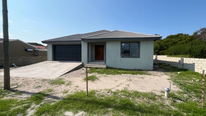 House for Sale in Paradise Beach: 3 bedrooms, double garage, open-plan living.