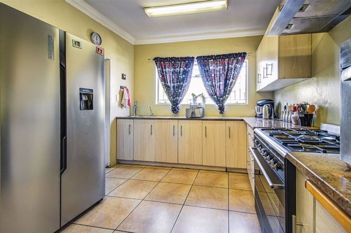 Aston Manor House For Sale: 8 bedrooms, pool, multiple living areas, ample parking.