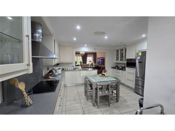 For Sale: Glen Marais House with 4 Bedrooms, Pool, 8-Car Garage, and Granny Flat.