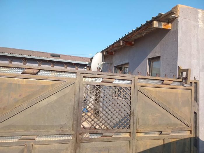 For Sale: House in Tembisa Central with 2 bedrooms and 5 rental rooms.