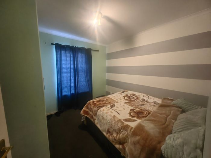 2 Bed, 2 Bath Apartment in Northcliff with Pool and 24-Hour Security. To Rent.