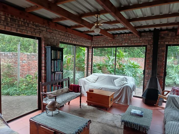 Walmer Heights House For Sale: 2 beds, outdoor entertainment, gated entrance, spacious garden.