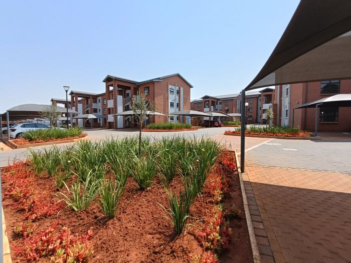 Glen Marais Apartment To Rent: 2 beds, secure estate, balcony, 24-hour security.