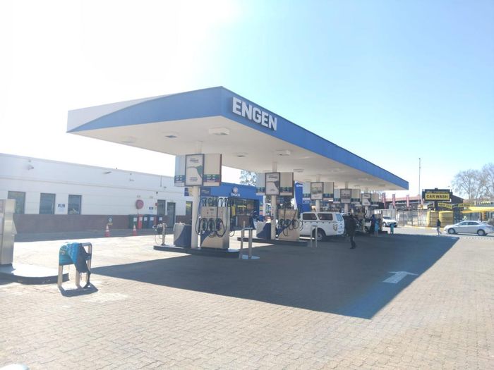 Commercial Property For Sale in Kempton Park Central: High Traffic, Lease, Backup Generator.