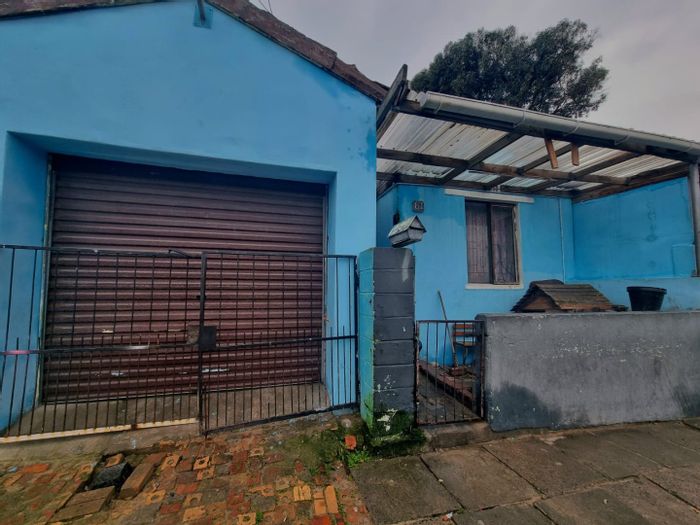 House for Sale in Lentegeur: Renovation project with yard, garage, and expansion potential.