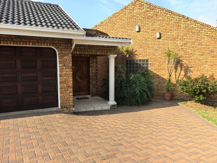 For Sale: Family House in Die Heuwel Ext 4 with pool, generator, and large yard.