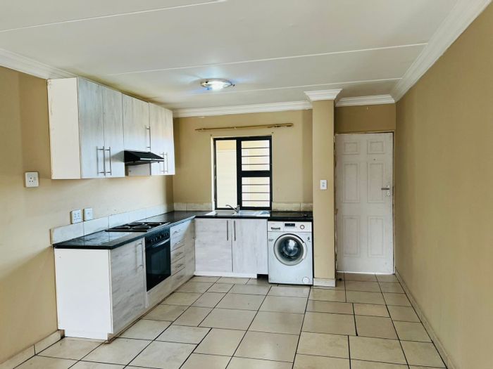 Wychwood Apartment To Rent: 2 beds, balcony, braai area, secure parking.