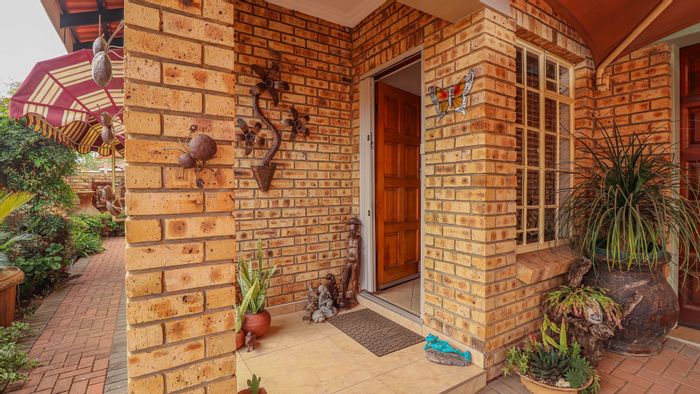 For Sale: Townhouse in Flimieda with 3 beds, double garage, and security features.
