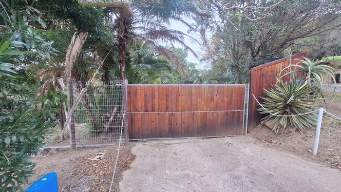 Elysium Central House For Sale: Spacious 3-bedroom home on 4,894m² with veranda.