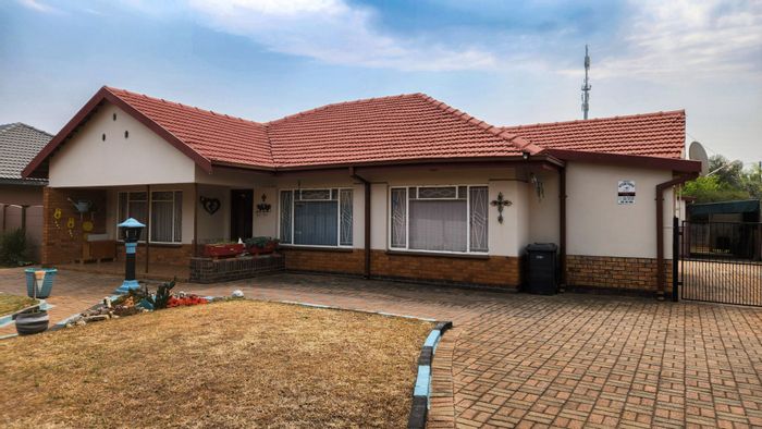 For Sale: House in Stilfontein Ext 4 with 3 beds, flatlet, and garage.