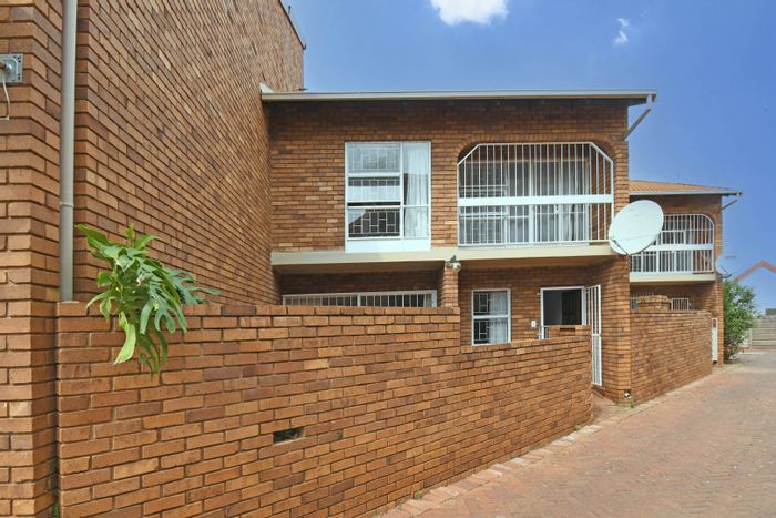 For Sale: 3-Bedroom Townhouse in Wierda Park with courtyard, garage, and play area.