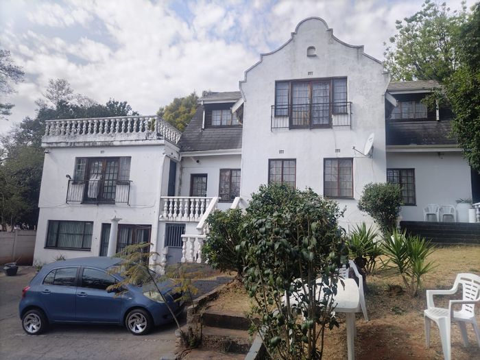 For Sale: Spacious Melville house with 6 bedrooms, garden, and parking for 7.
