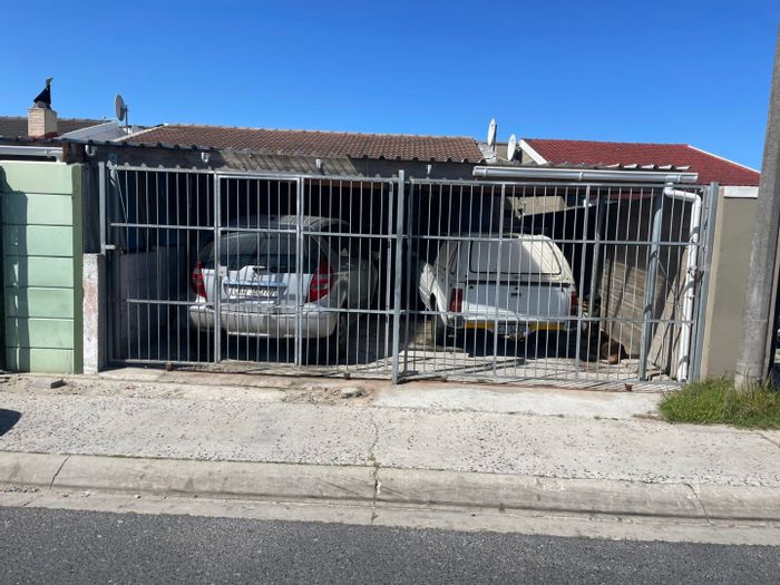 Westridge House For Sale: 3 Bedrooms, Nutec Entrance, Secure Parking for 4.