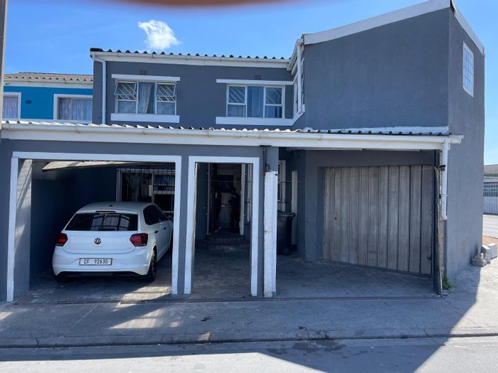 For Sale: Spacious double-storey house in Beacon Valley with 5 rooms, double garage.