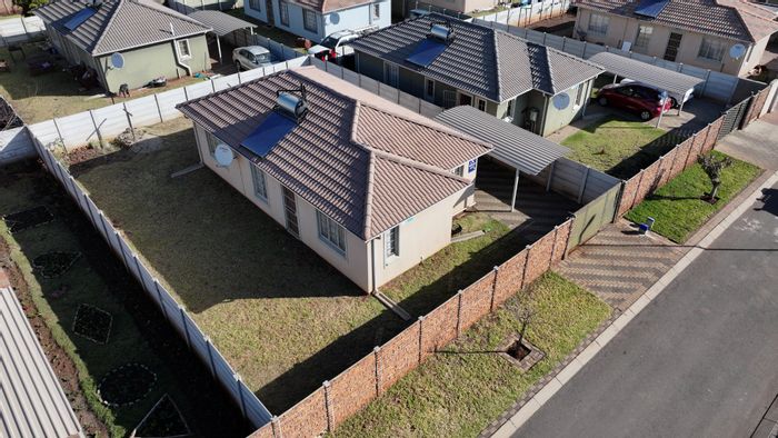 House For Sale in Sky City: 3 beds, pet-friendly garden, prepaid electricity, fibre internet.