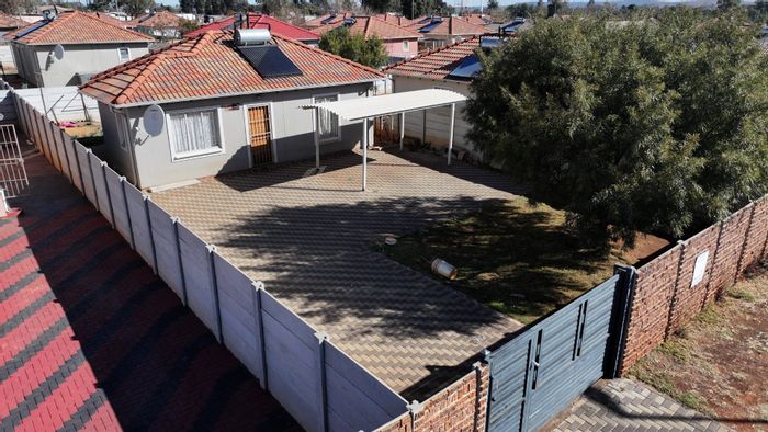 House for Sale in Sky City: 2 Bedrooms, Fibre Internet, Pet-Friendly Gardens.