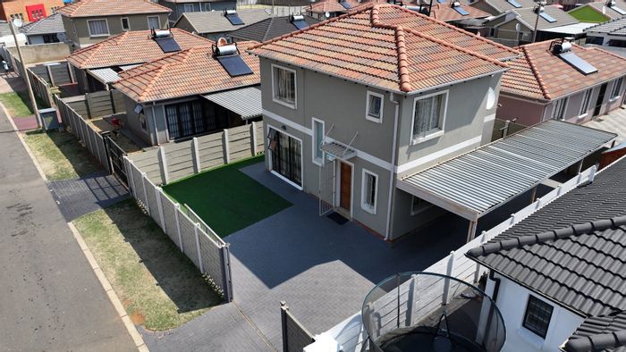 For Sale: House in Leopard's Rest Security Estate with 3 beds, private school access.