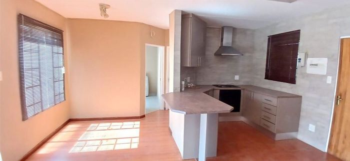 Glen Marais Townhouse For Sale: 3 Bedrooms, pool, carports, family-friendly layout.