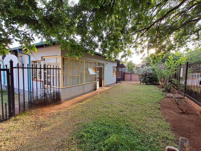 3-Bedroom House with Flatlet and Pool in Mountain View - For Sale