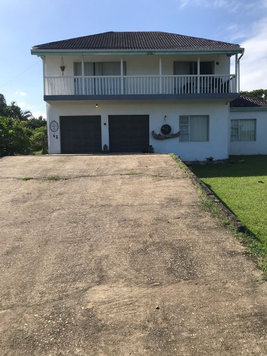 For Sale: House in Port Edward Central, 3 beds, ocean views, pet-friendly yard.