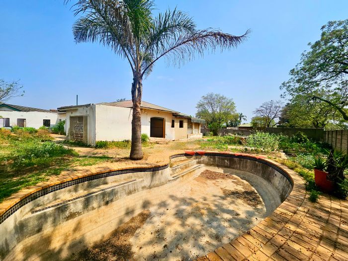House for Sale in Kempton Park Ext 2: 1,476m² stand, renovation potential, investment opportunity.