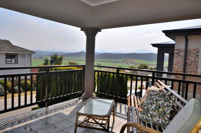 For Sale: Versatile 4-bedroom house in Fraaiuitsig with flatlet and solar system.