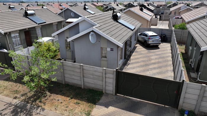 Sky City House For Sale: 3 beds, 2 baths, prepaid electricity, fibre internet.