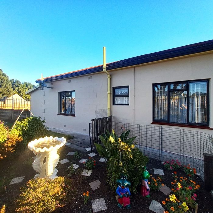 George South House For Sale: Dual access, flatlet, pool, and rental potential.