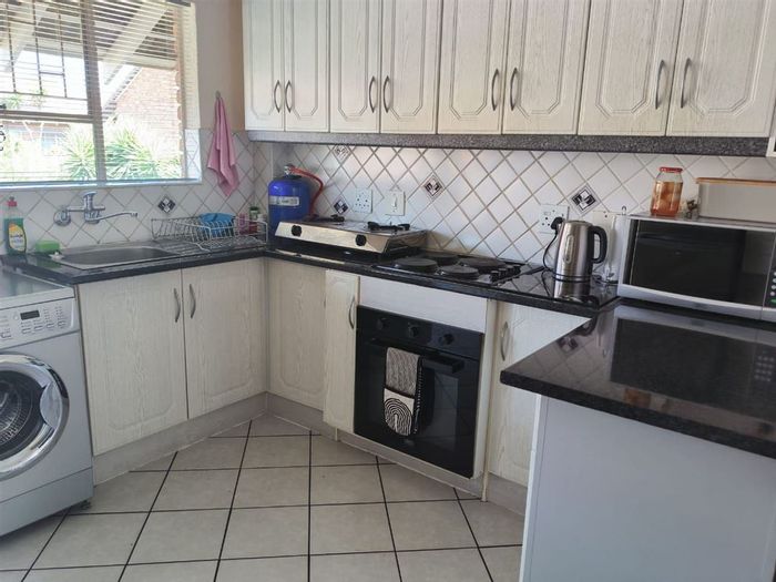 Ravenswood Townhouse For Sale: 2 Bedrooms, 1 Bathroom, Pool Access, Carport.