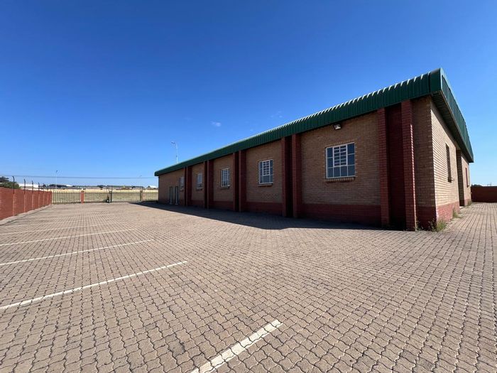 Industrial property in Marelden for sale: secure workshop with multiple amenities.