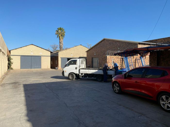 Industrial Space To Rent in Nirvana, 180SQM, available November 1.